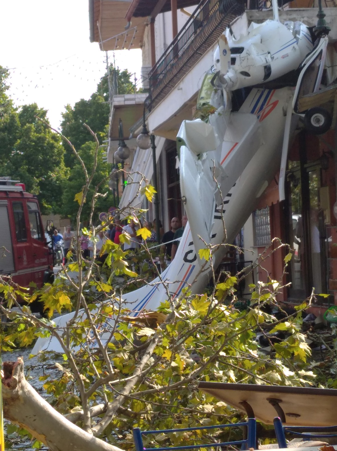 Πρώτη Σερρών: Μονοκινητήριο αεροσκάφος έπεσε μέσα στο χωριό! (βίντεο-φωτο)