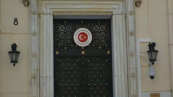 Στόχος αγνώστων η Τουρκική πρεσβεία - Πέταξαν τρικάκια και κόκκινη μπογιά