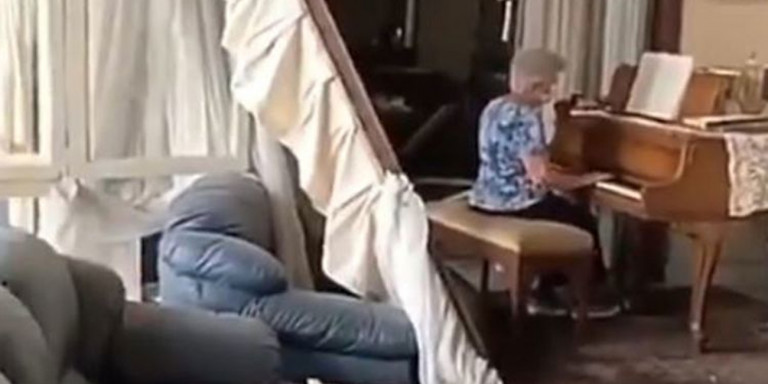 Έκρηξη στη Βηρυτό: Συγκινητικό viral βίντεο με γιαγιά να παίζει πιάνο στο ρημαγμένο σπίτι της