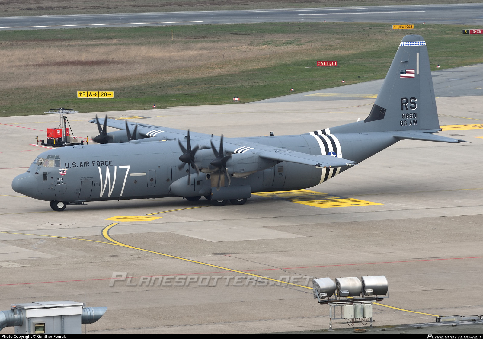 Γάζα: Με τρία μεταγωγικά αεροσκάφη C-130 πραγματοποιήθηκε η πρώτη ρίψη φορτίων ανθρωπιστικής βοήθειας από τις ΗΠΑ
