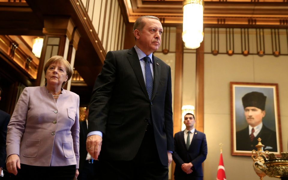 Bloomberg: Η Τουρκία έχει απομονωθεί – Η Ελλάδα αποκτά περισσότερους συμμάχους