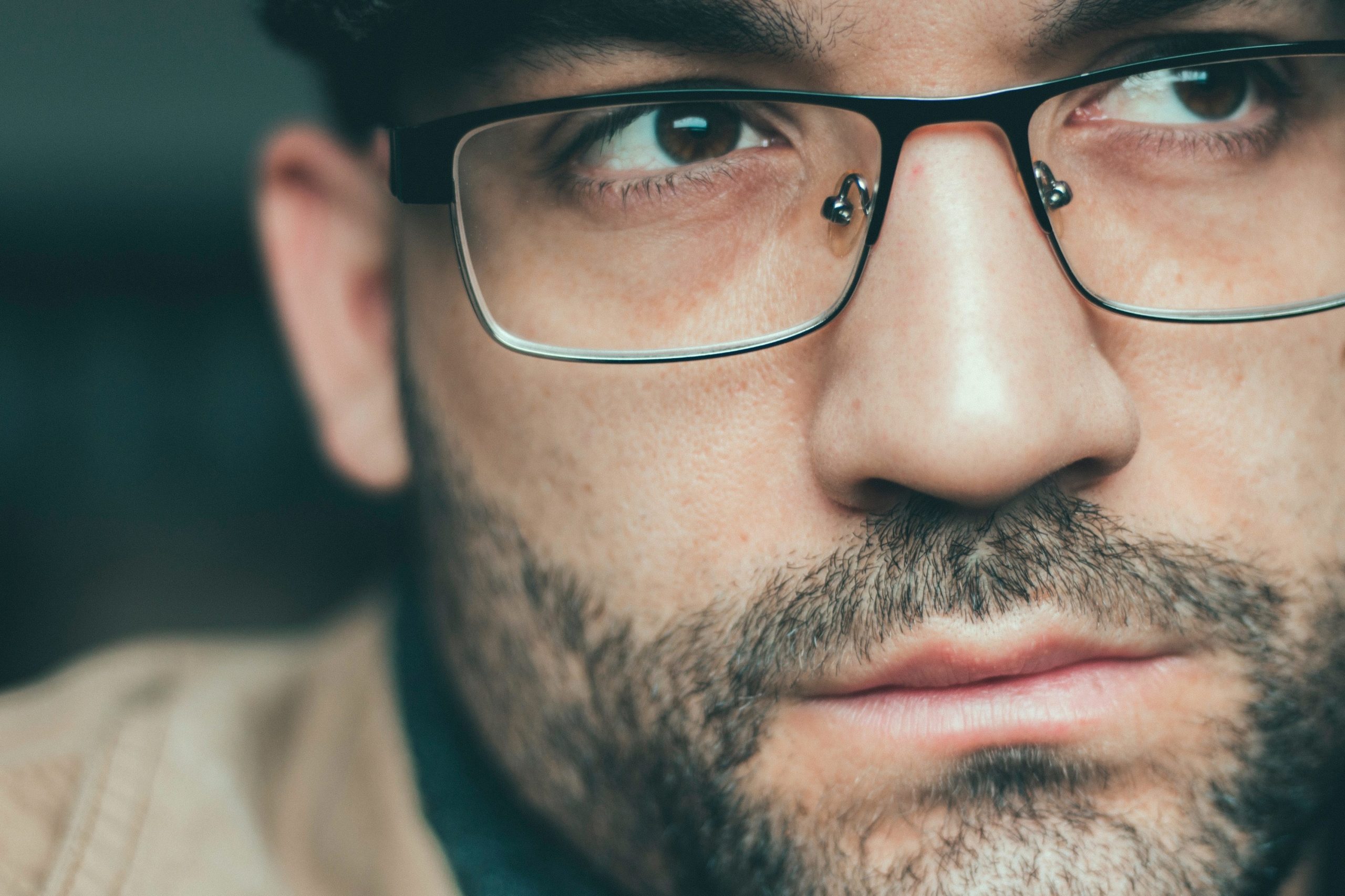 Έρευνα: Όσοι φορούν καθημερινά γυαλιά, γίνονται«αόρατοι» στον κορωνοϊό