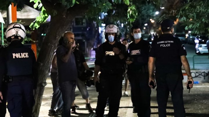 Παγκράτι: "Αιφνιδιαστική έφοδος της ΕΛ.ΑΣ. στην πλατεία Βαρνάβα εξαιτίας συνωστισμού [picks & vid]