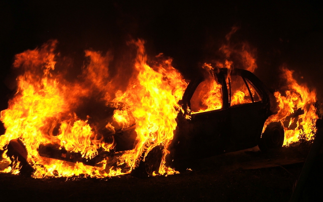 Νύχτα εμπρησμών στην Αττική: Στις φλόγες έξι αυτοκίνητα και μια μοτοσικλέτα