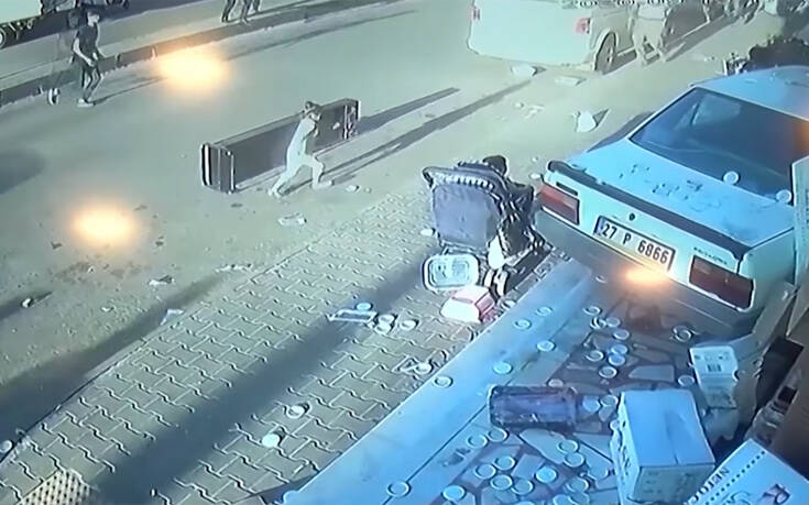 Σοκαριστικό βίντεο: Αμάξι περνάει ξυστά από καρότσι με μωρό και πέφτει πάνω σε κατάστημα