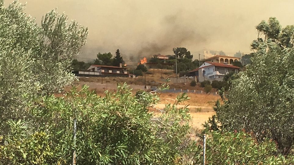 Σε κατάσταση εκτάκτου ανάγκης ο Δήμος Σαρωνικού - Ανεξέλεγκτη η πυρκαγιά σε Καλύβια- Κερατέα