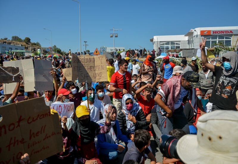 Έκρυθμη η κατάσταση στη Λέσβο - Ξεσηκώθηκαν πάνω από 2.000 μετανάστες- Αποκλειστικές εικόνες από το νησί