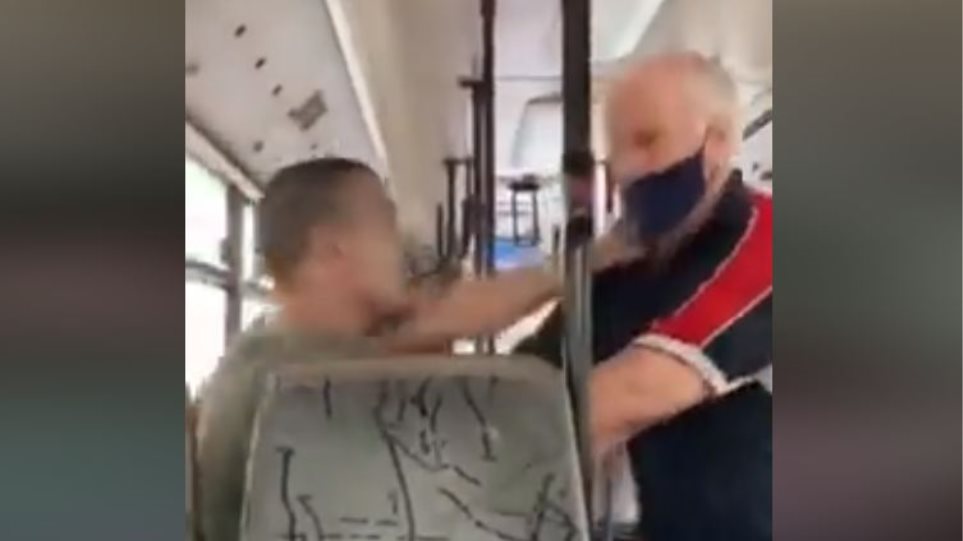 Άγριο ξύλο σε λεωφορείο μεταξύ νεαρού που δεν φορούσε μάσκα και ηλικιωμένου (βίντεο)