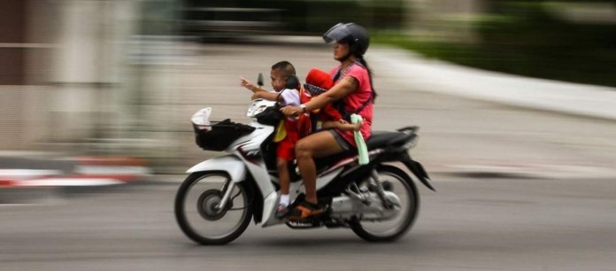 Κ.Ο.Κ.:  Απαγορεύεται να επιβαίνουν τα παιδιά έως 16 ετών σε μοτοσικλέτες, ακόμη και ως επιβάτες !