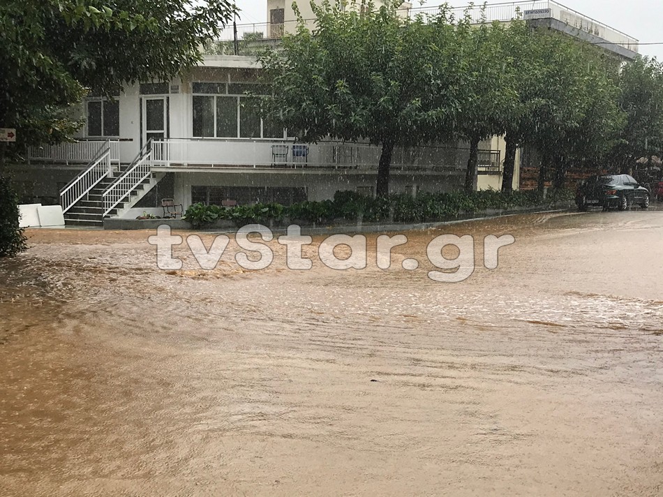 "Ιανός": Πλημμύρες στα Λουτρά Υπάτης - Εκκενώθηκε νηπιαγωγείο
