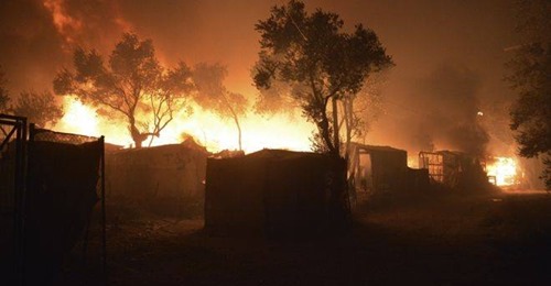 Πύρινη κόλαση στη Λέσβο: Στις φλόγες το ΚΥΤ Μόριας – Χιλιάδες μετανάστες στους δρόμους