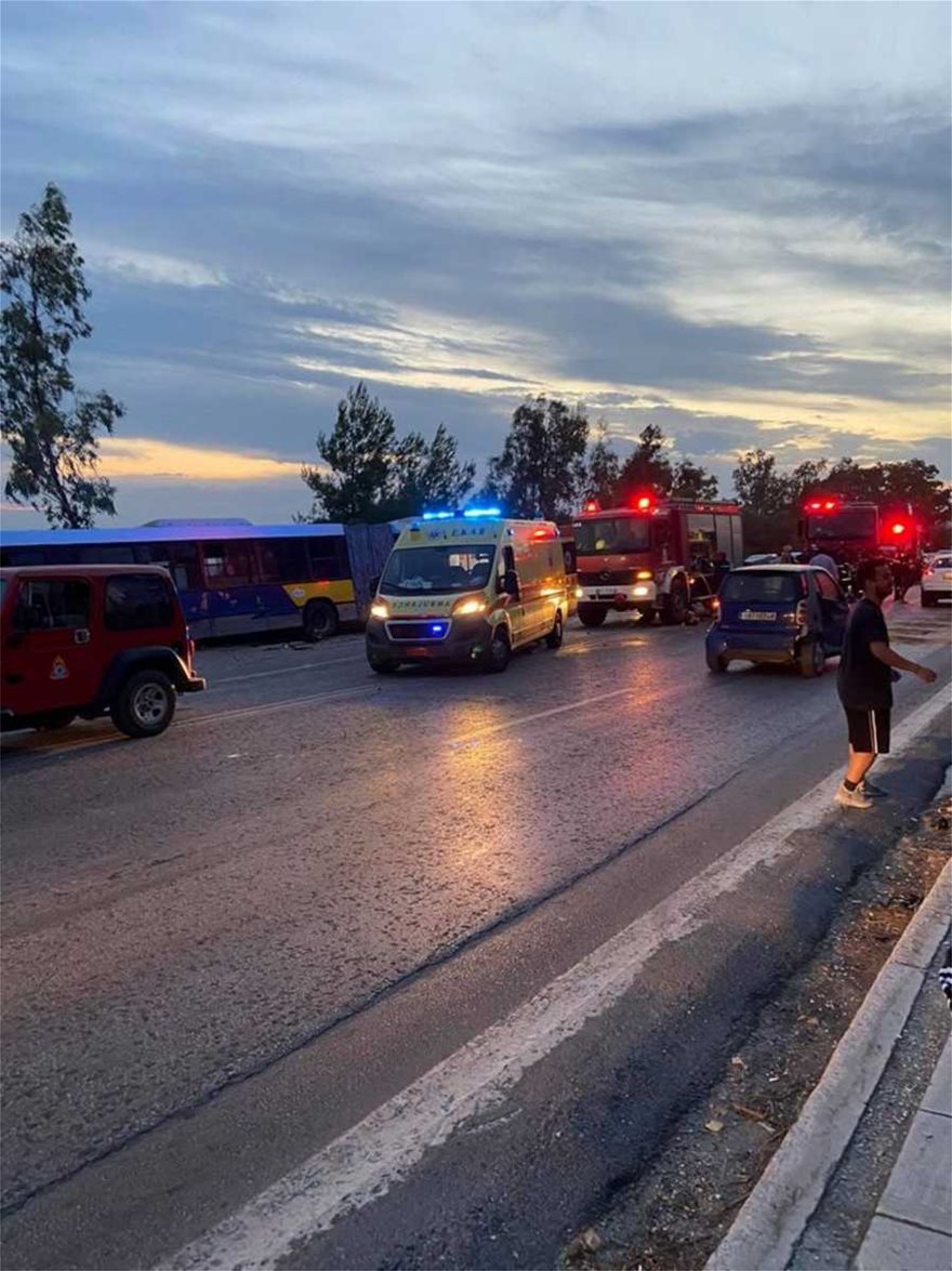 Σοβαρό τροχαίο με 3 τραυματίες στην Αθηνών-Σουνίου - Σοβαρά ο ένας τραυματίας