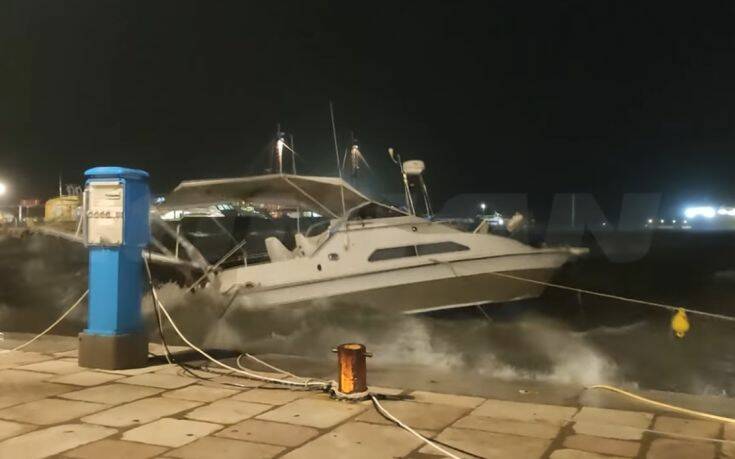 Δύσκολη νύχτα στη Ζάκυνθο: Βούλιαξε ιστιοφόρο στο λιμάνι – Ζημιές στο Καταστάρι