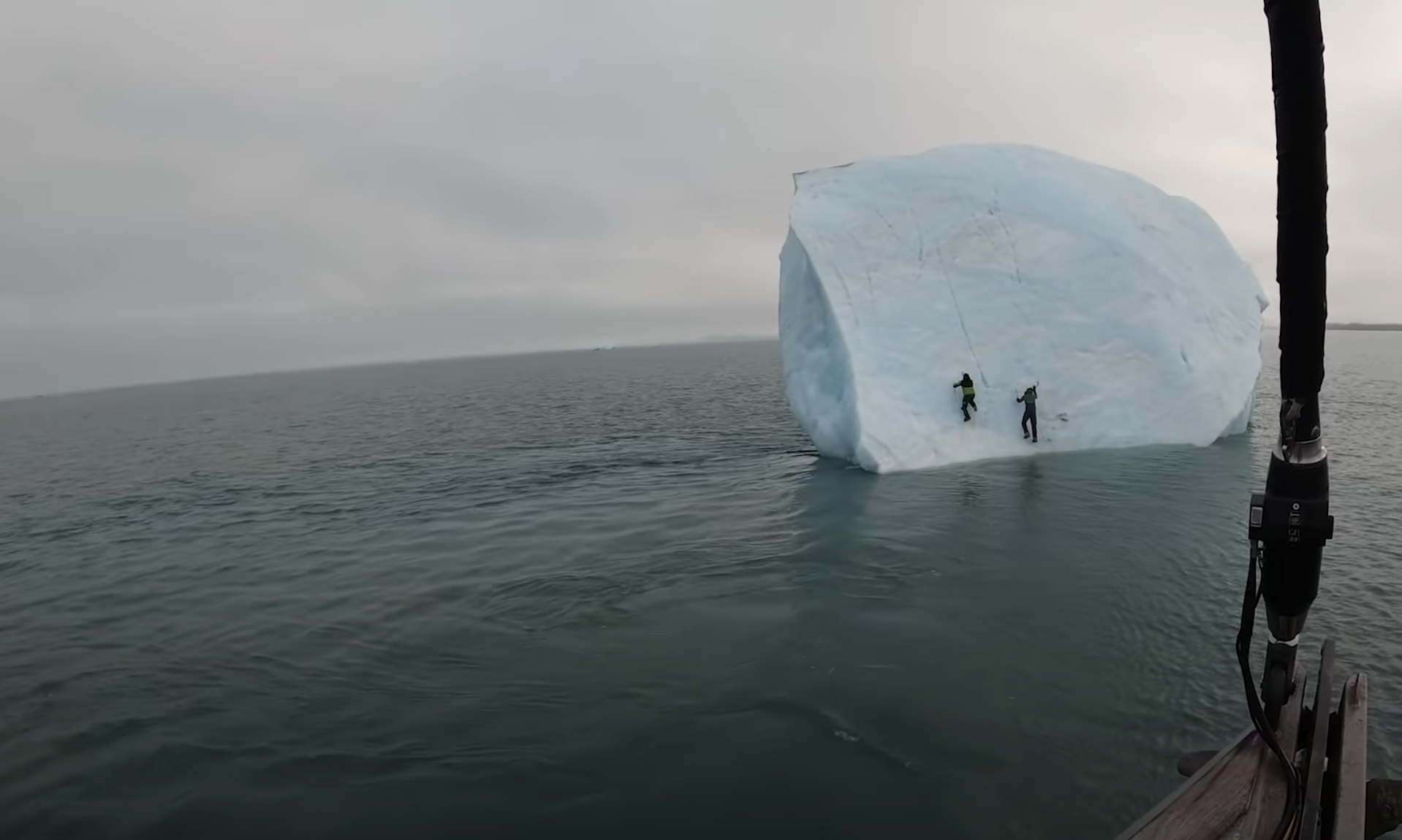 Παγόβουνο στην Αρκτική αναποδογυρίζει πάνω σε δύο εξερευνητές !(βίντεο)