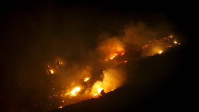 Ελεγχόμενη η φωτιά στην Κεφαλονιά έπειτα από ολονύχτια μάχη με τις φλόγες