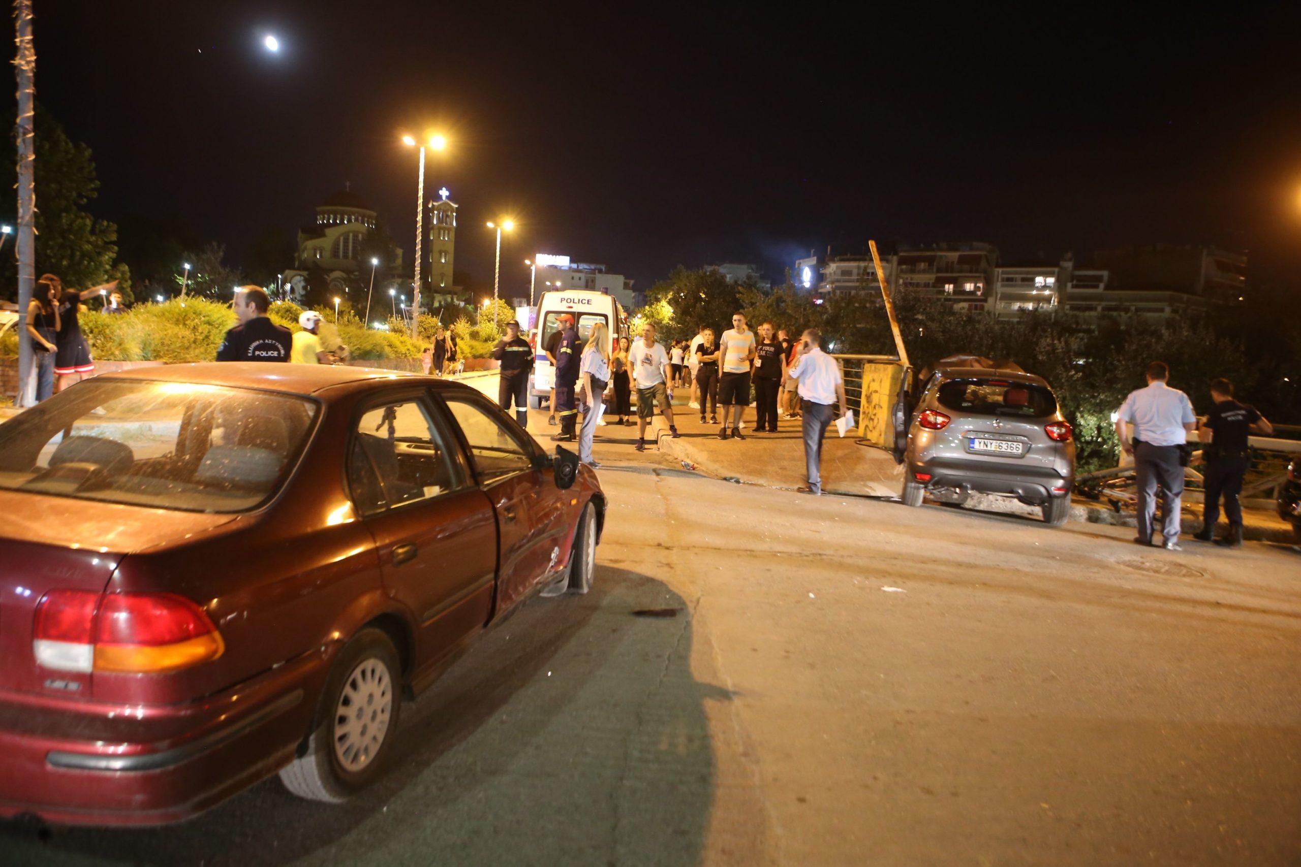 Απίστευτο τροχαίο στη Λάρισα – Αυτοκίνητο έριξε δύο παιδιά κάτω από τη γέφυρα του Αλκαζάρ!
