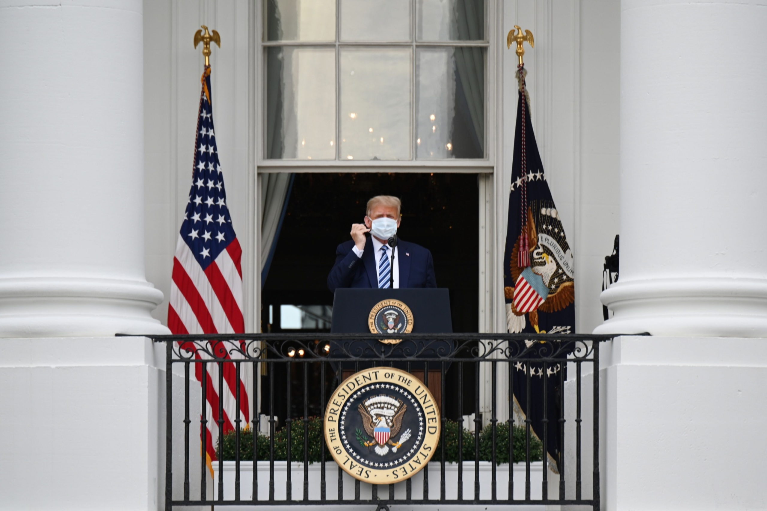 "Είμαι καλά", δηλώνει ο Ντόναλντ Τραμπ από το μπαλκόνι του Λευκού Οίκου