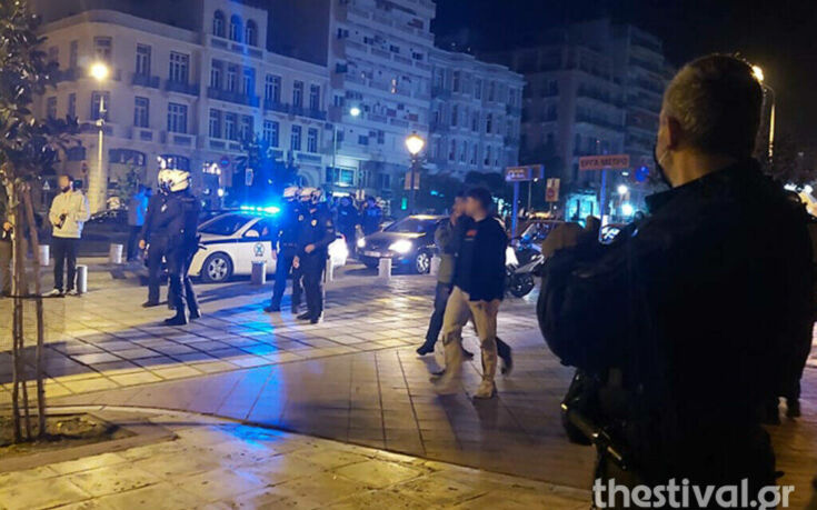 Θεσσαλονίκη: Παρέμβαση της Αστυνομίας για να αδειάσουν οι πλατείες για τον περιορισμό της διασποράς του κορωνοϊού