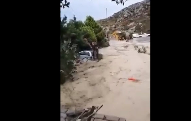 Νεαρή γυναίκα σκαρφάλωσε σε στύλο της ΔΕΗ για να σωθεί από την κακοκαιρία! (βίντεο)