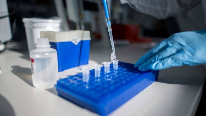 Επιστήμονες: Τα τεστ covid να αναφέρουν το ιικό φορτίο