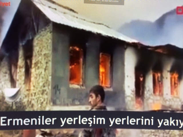 Οι Αρμένιοι που  φεύγουν από το Ναγκόρνο Καραμπάχ καίνε τα σπίτια τους