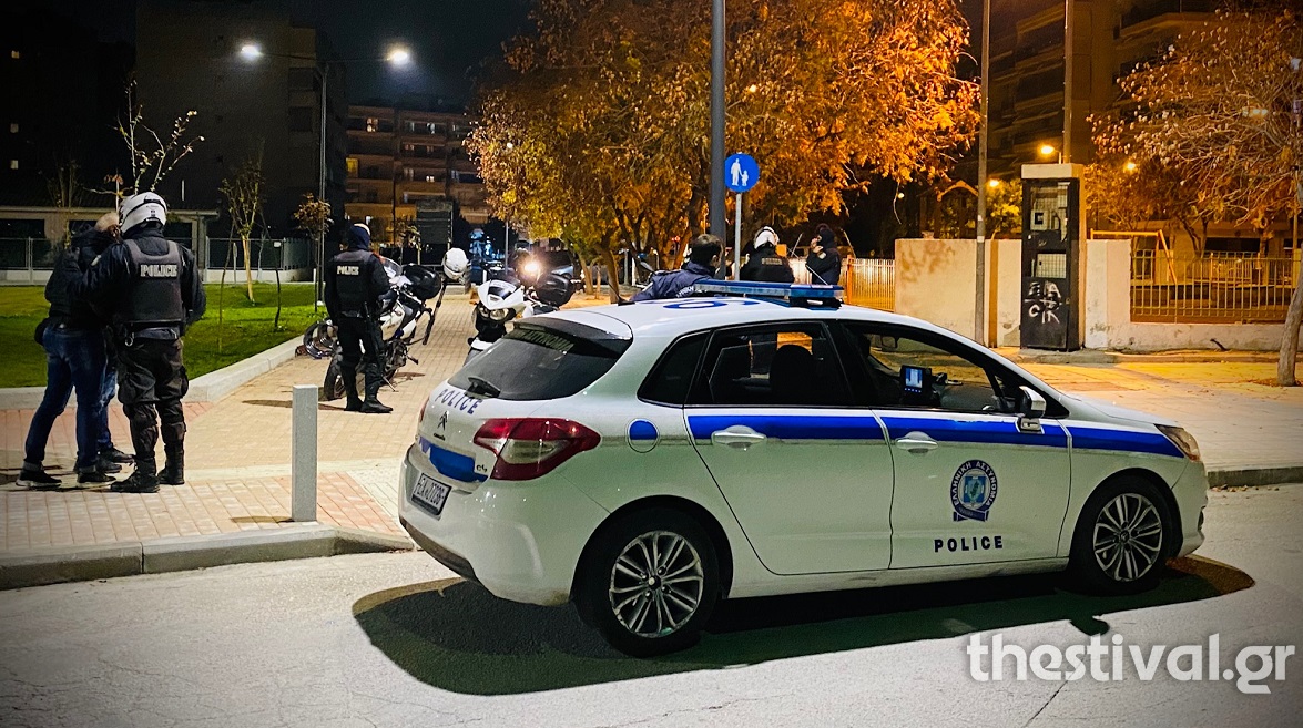 Θεσσαλονίκη: Νεαροί πέταξαν πέτρες σε αστυνομικούς που πήγαν να τους ελέγξουν