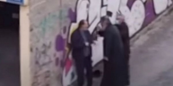 Κοζάνη: Ιερέας χαστούκισε ηλικιωμένο στη μέση του δρόμου [vid]
