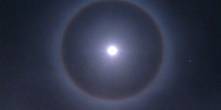 Σεληνιακή άλως: φωτεινό στεφάνι στο φεγγάρι- Εντυπωσιακές εικόνες!