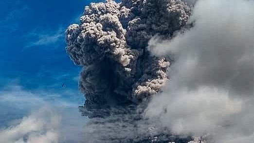 Εικόνες από την έκρηξη του  ηφαιστείου  Λεβοτόλο στο νησί Λεμπάτα της Ινδονησίας (video)