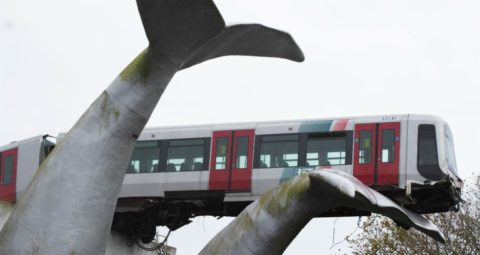 Ολλανδία: Συρμός μετρό εκτροχιάστηκε και "προσγειώθηκε" πάνω στο.. γλυπτό φάλαινας
