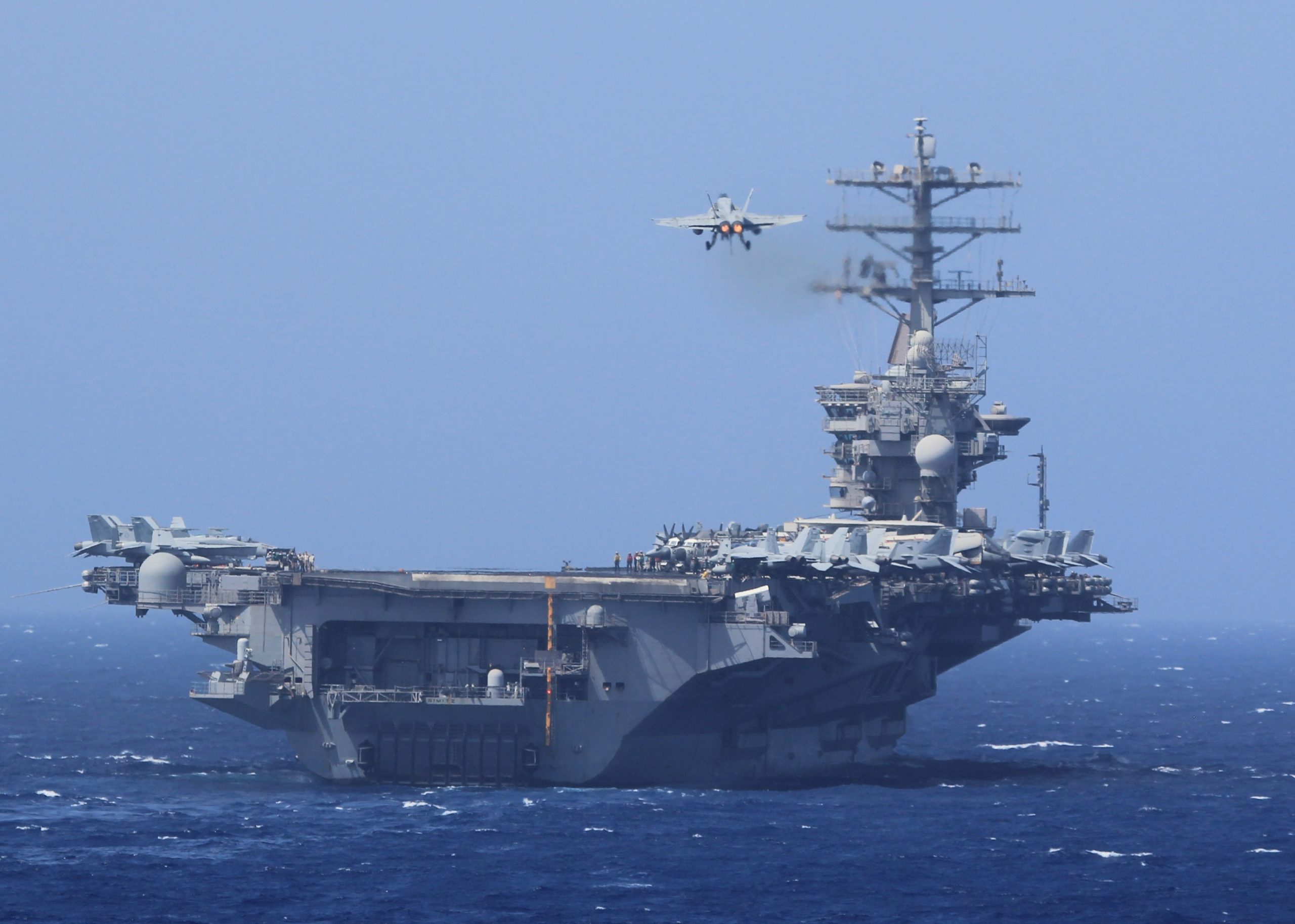 Το αμερικανικό αεροπλανοφόρο "USS Nimitz"  πλέει προς τον Περσικό κόλπο
