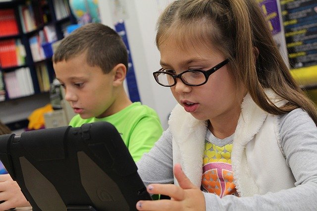 200 tablets προσφέρει στους μαθητές της Σάμου η ELPEN για τηλεκπαίδευση