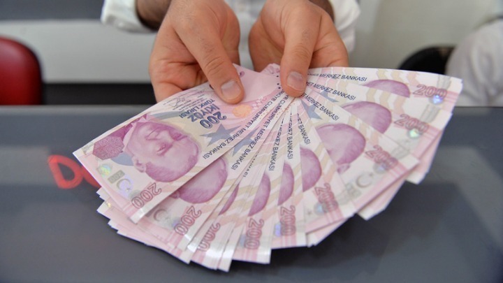 Η τουρκική λίρα καταποντίζεται και ο Ερτογάν ξηλώνει τον Διοικητή της Τράπεζας