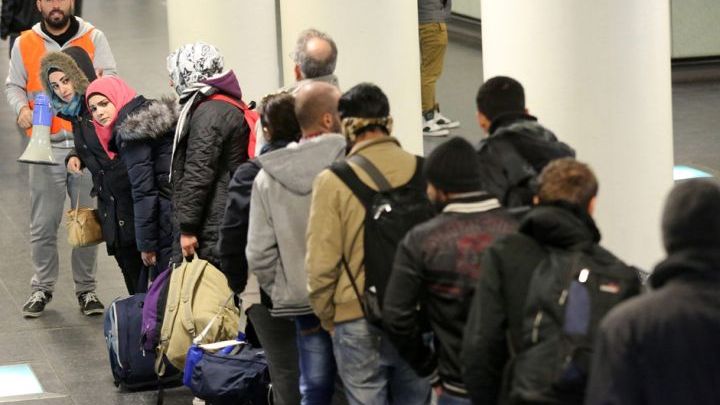 Η Γερμανία αρχίζει  πάλι τις απελάσεις μεταναστών πίσω στη Συρία