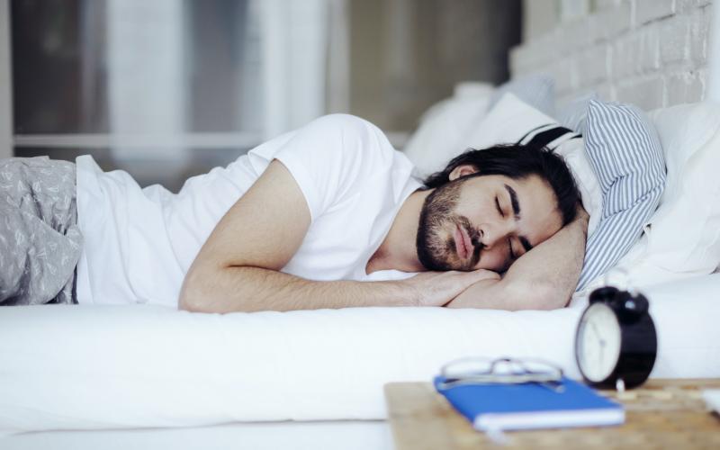 Ειδικός εξηγεί γιατί οι έξι ώρες ύπνου εγκυμονούν σημαντικούς κινδύνους για την υγεία