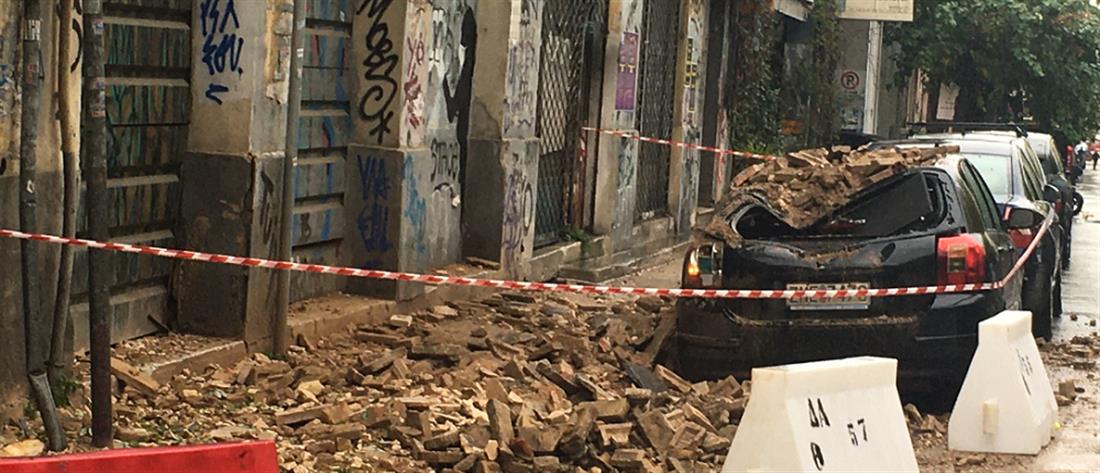 Μεταξουργείο: Στέγη εγκαταλελειμμένου κτιρίου κατέρρευσε και πλάκωσε αυτοκίνητα [βίντεο]