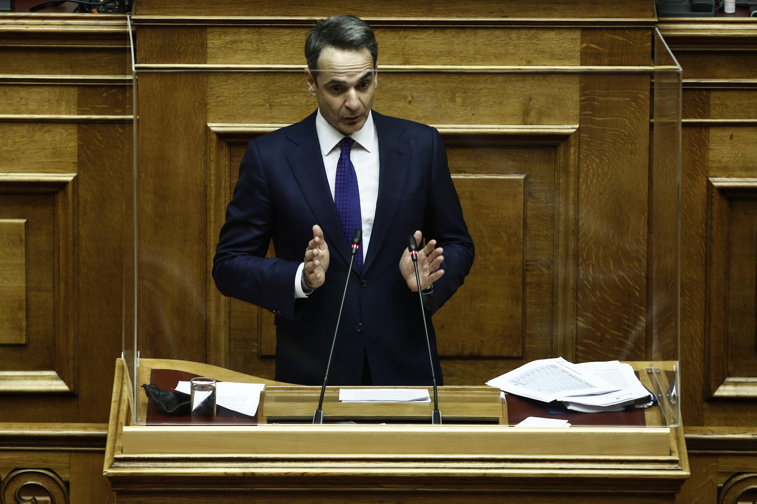 Βουλή-Μητσοτάκης: Μείωση ενοικίου 80% στις κλειστές επιχειρήσεις