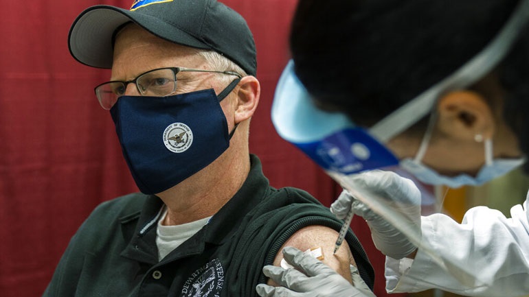 ΗΠΑ: Ο υπουργός Άμυνας Κρις Μίλερ εμβολιάστηκε μπροστά στις κάμερες