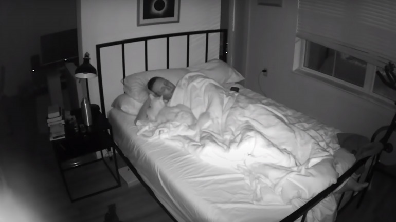 Viral video : Ο "ανήσυχος" γάτος όταν κοιμάται ο ιδιοκτήτης του