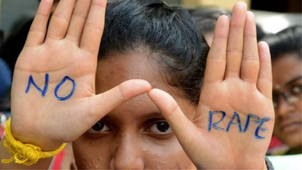 Φρίκη στην Ινδία: Γυναίκα έπεσε θύμα βιασμού από πέντε άντρες και στη συνέχεια από... αστυνομικό