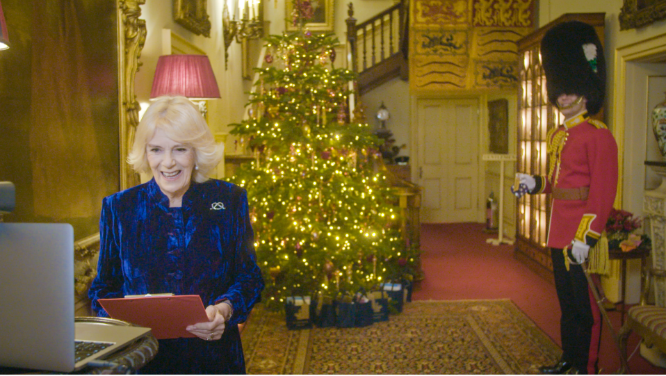 Η διακόσμηση του χριστουγεννιάτικου δέντρου στη βασιλική κατοικία  Clarence House (video)