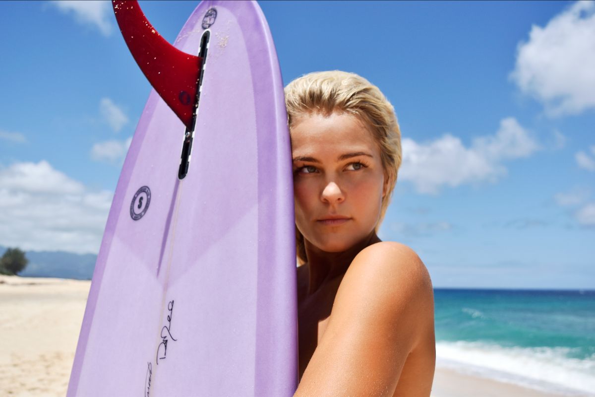 Πανέμορφη Αυστραλή σέρφερ «δαμάζει» τα κύματα γυμνή [εικόνες -βίντεο]