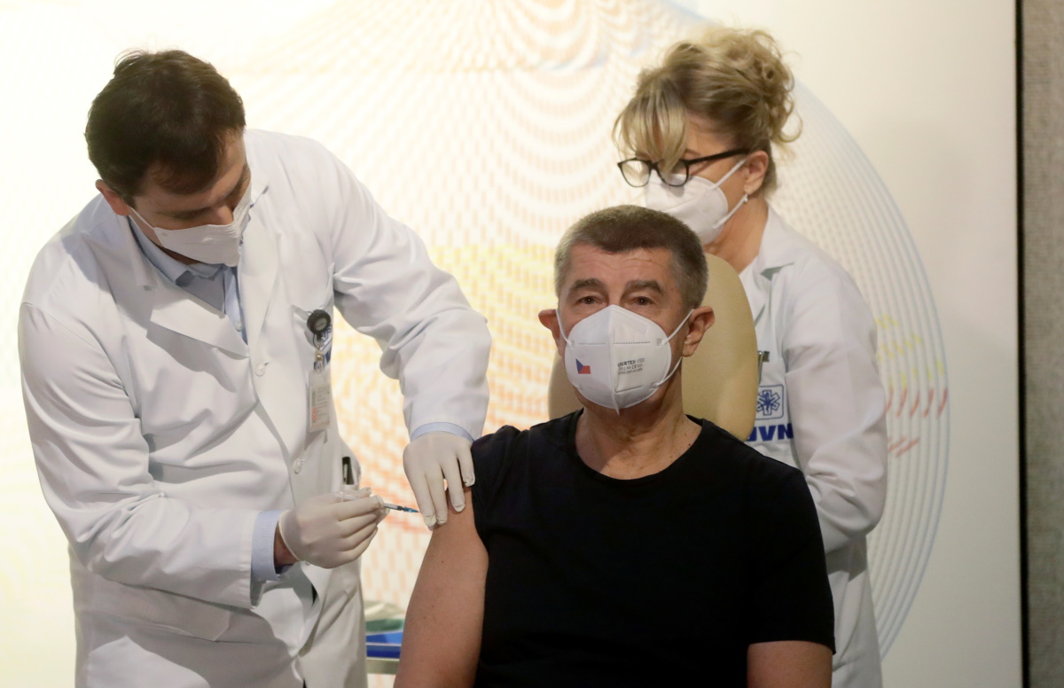 Τσεχία: Ο πρωθυπουργός έκανε πρώτος το εμβόλιο