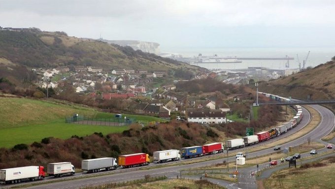 Βρετανία: Σχέδιο για την επανεκκίνηση των μεταφορών εμπορευμάτων μετά το χάος στα σύνορα