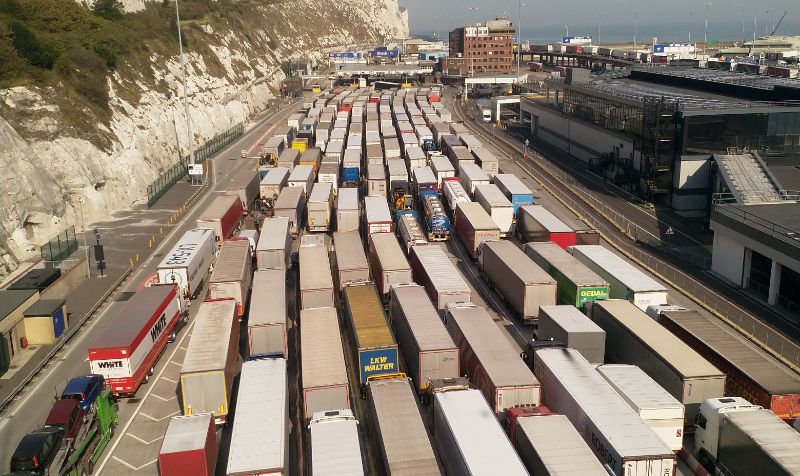 Συμφωνία Βρετανίας-Γαλλίας: Ξαναρχίζει η κίνηση φορτηγών. Άνοιξε το λιμάνι του Ντόβερ