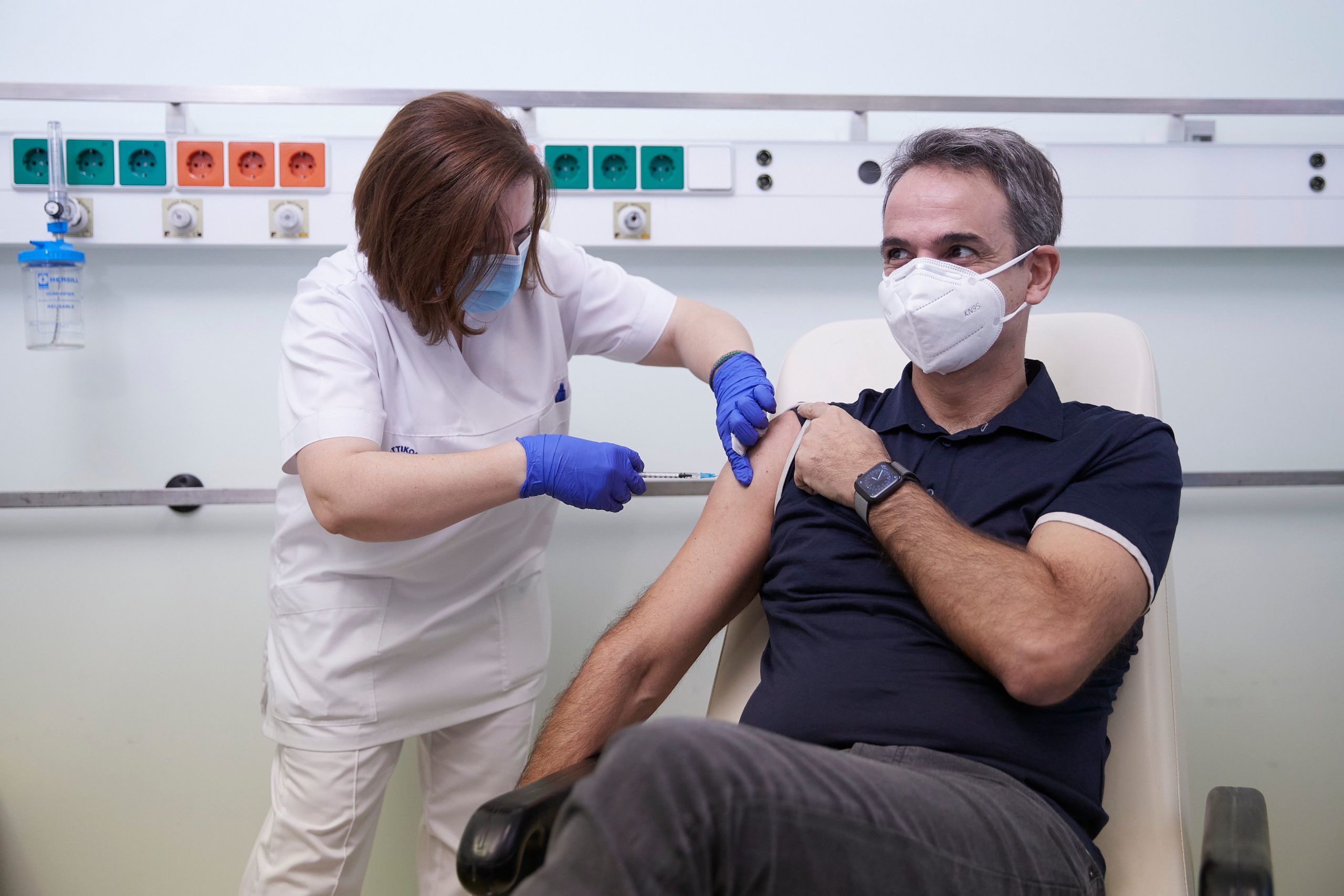 Εμβολιάστηκαν ο Πρωθυπουργός και η Πρόεδρος της Δημοκρατίας - Μητσοτάκης: «Χαμογελάμε κάτω από τις μάσκες μας»