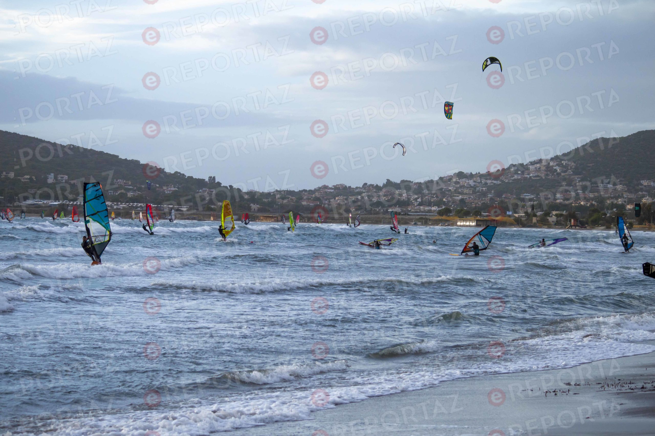 Ανάβυσσος: "Κοσμοπλημμύρα" από φίλους του windsurfing σήμερα εν μέσω καραντίνας - Το γεωγραφικό… κενό στην ατομική άθληση!