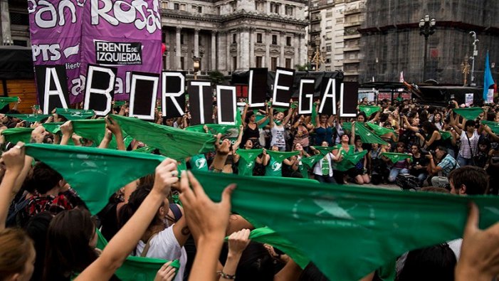 Αργεντινή: ψηφίστηκε το νομοσχέδιο που νομιμοποιεί τις αμβλώσεις