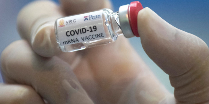 Pfizer/BioΝTech: Κανένα «τσιπ» ή «μυστικά συστατικά» δεν περιέχει το εμβόλιο κατά της COVID-19