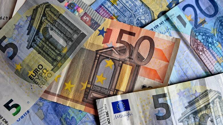 Επίδομα 534 ευρώ: Σήμερα καταβάλλεται μαζί και το δώρο Χριστουγέννων